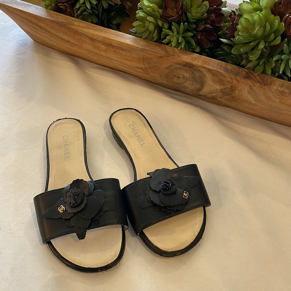 Chanel Black Camellia Embellished Leather Slide sandal shoes Size 39 - Picture 2 of 11